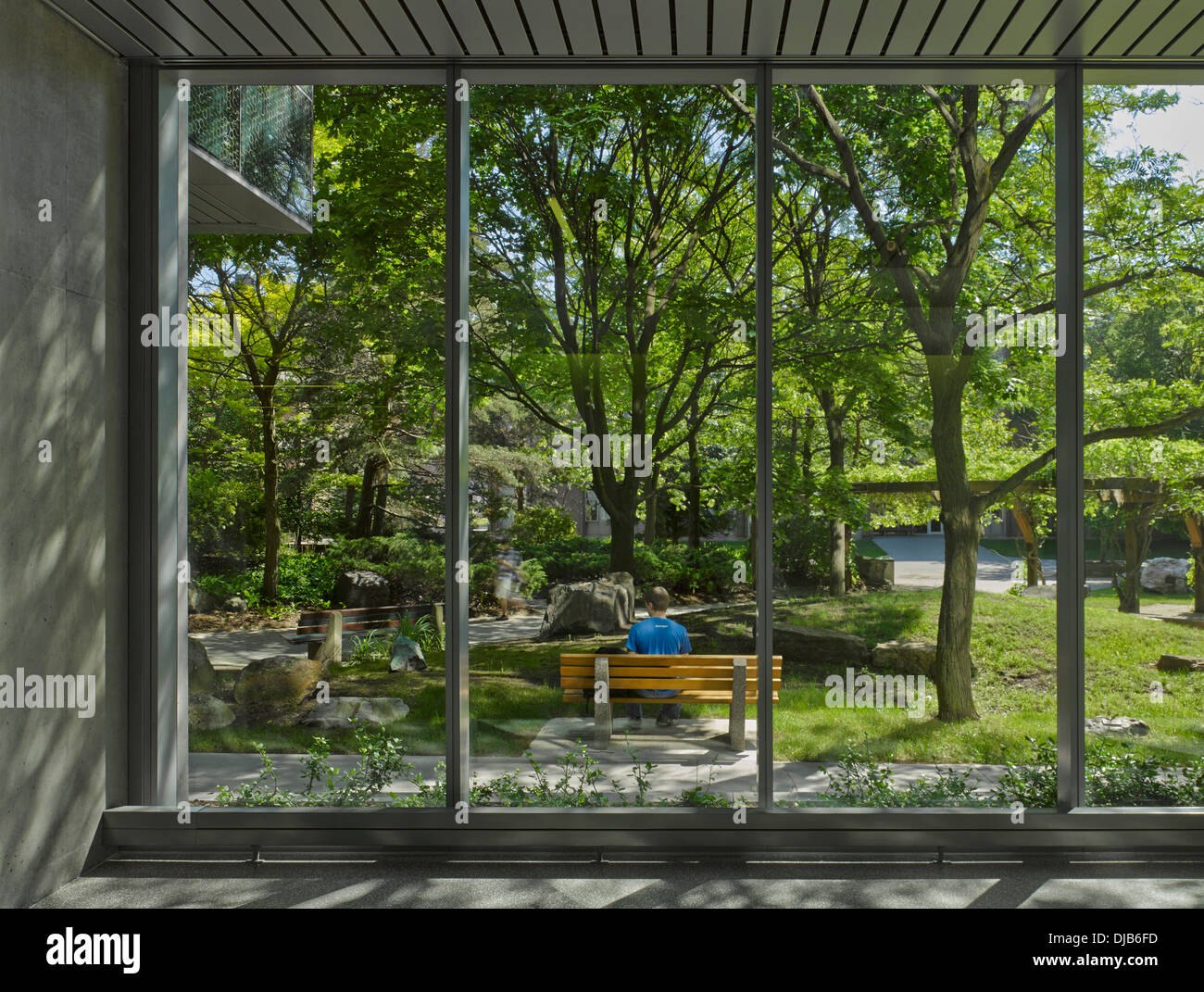 Le Quantum Nano Centre, Waterloo, Canada. Architecte : Kuwabara Payne McKenna Bloomberg, 2013. Sur le jardin. Banque D'Images