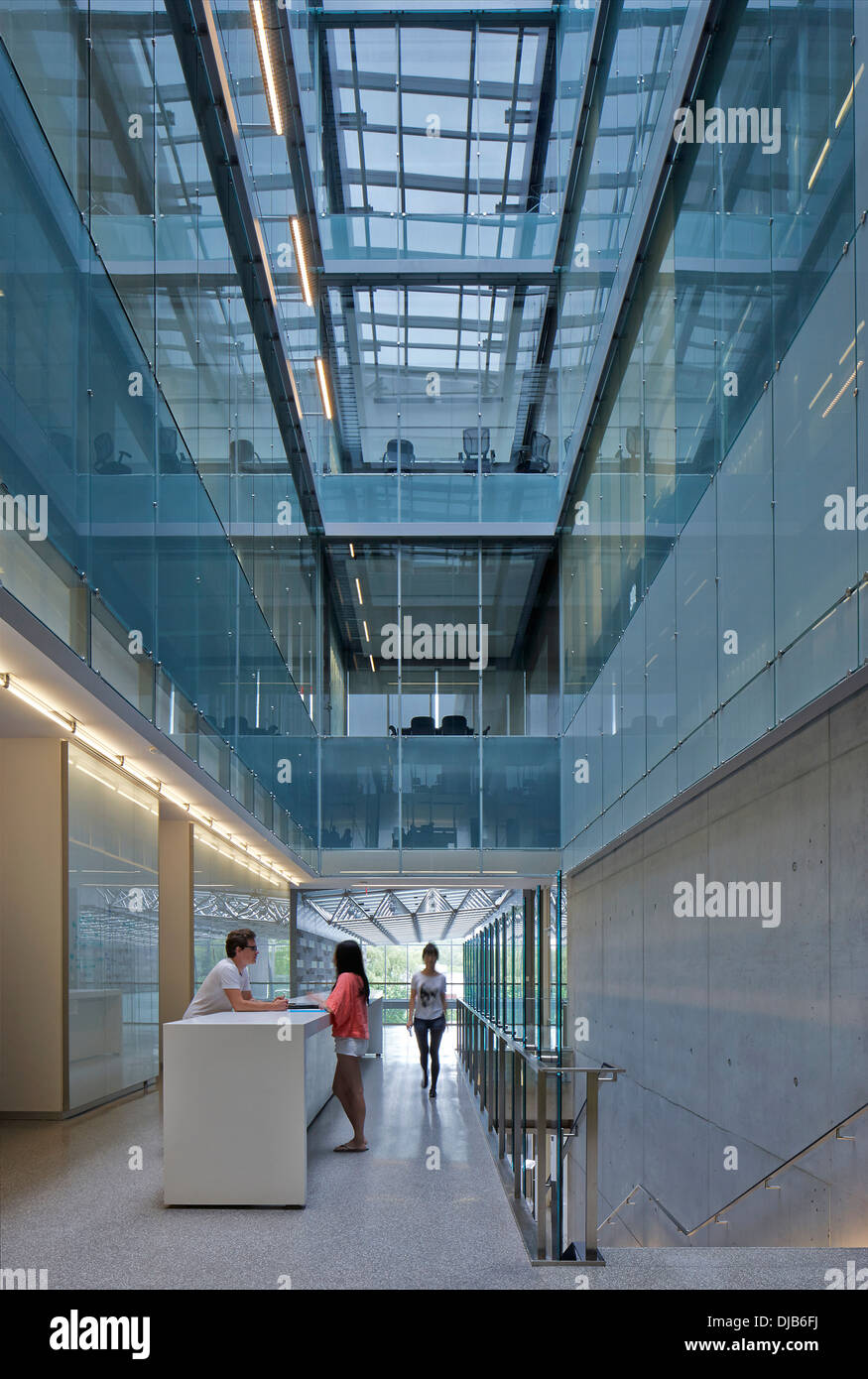 Le Quantum Nano Centre, Waterloo, Canada. Architecte : Kuwabara Payne McKenna Bloomberg, 2013. Atrium. Banque D'Images