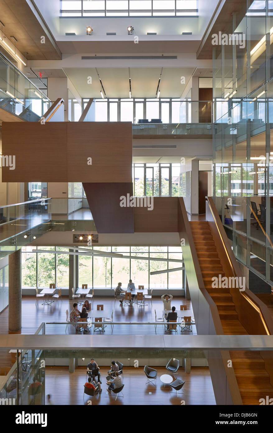 Le Quantum Nano Centre, Waterloo, Canada. Architecte : Kuwabara Payne McKenna Bloomberg, 2013. Atrium. Banque D'Images