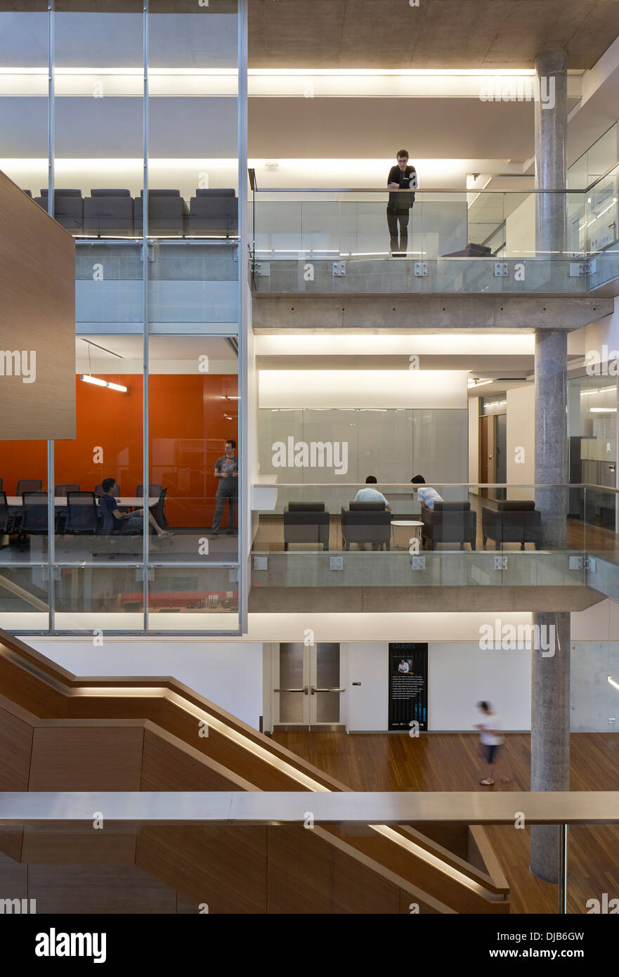 Le Quantum Nano Centre, Waterloo, Canada. Architecte : Kuwabara Payne McKenna Bloomberg, 2013. Atrium. Banque D'Images