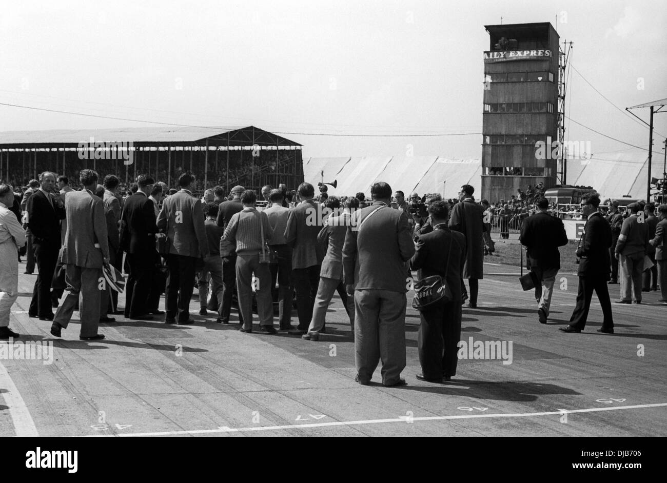 La presse l'entassement sur la piste à la course pour le trophée International, Silverstone, Angleterre, 14 mai 1960. Banque D'Images