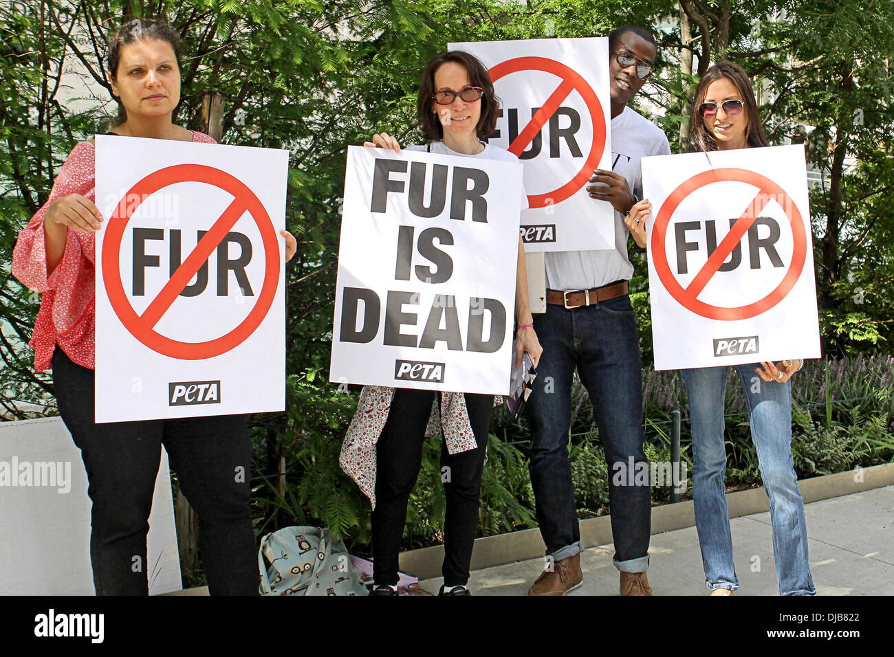 PETA (People for the Ethical Treatment of Animals) a organisé une manifestation contre la fourrure au cours de Mercedes-Benz Fashion Week New York New York, USA- 11.09.12 Banque D'Images