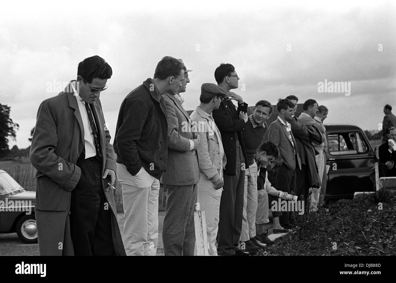 Un groupe de chauffeurs de regarder l'essai pour le Grand Prix de Grande-Bretagne. Silverstone, Angleterre 16 juillet 1960. Banque D'Images