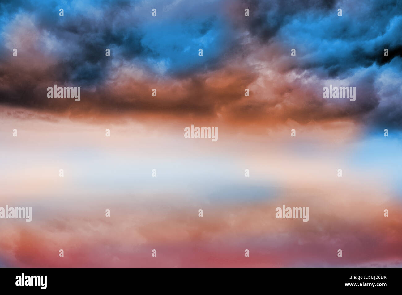 Fond de Ciel nuageux orange bleu Banque D'Images