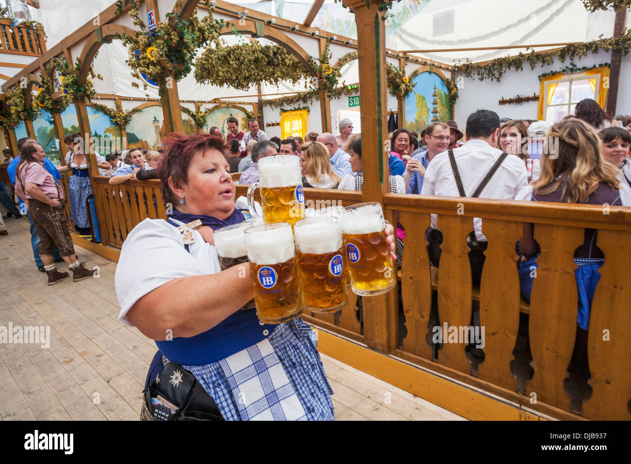 Oktoberfest munich beer waitress Banque de photographies et d'images à  haute résolution - Alamy