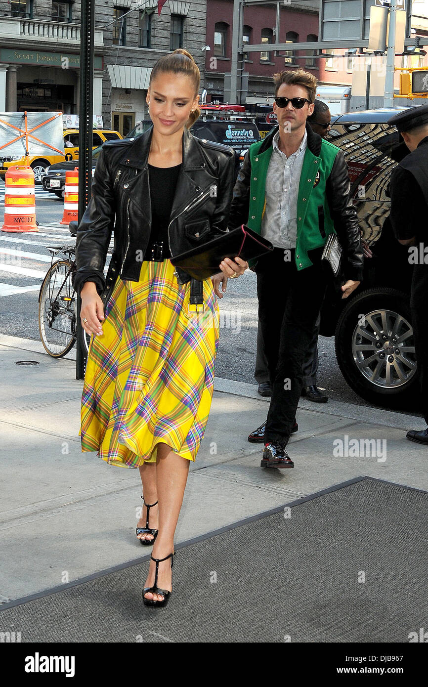 Jessica Alba et Brad Goreski retour a leur hotel de Manhattan. Alba est repere portant une jupe a carreaux de couleur jaune et la ville de New York USA 13.09.12 Photo