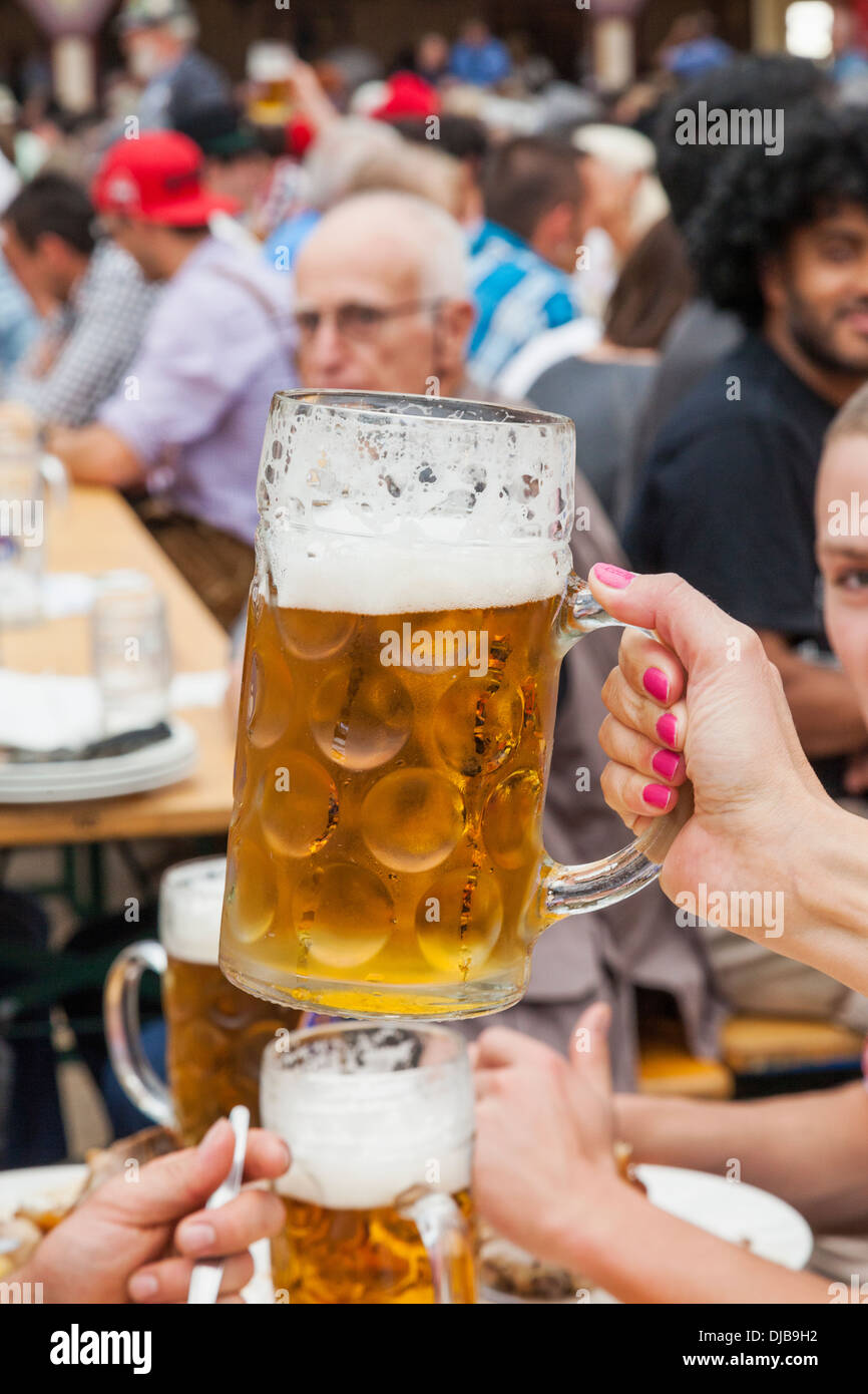 Germany, Bavaria, Munich, l'Oktoberfest, Woman's Hand Holding Beer Mug Banque D'Images