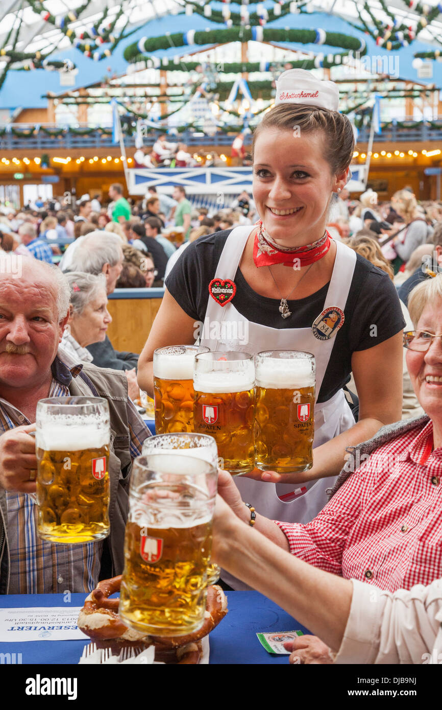 Germany, Bavaria, Munich, Oktoberfest, serveuse au tableau à l'intérieur de tente à bière Banque D'Images