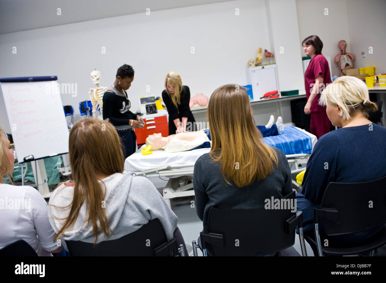 Les étudiants en soins infirmiers dans les compétences cliniques de réanimation médicale laboratoire pratiquer sur mannequin patient factice Banque D'Images
