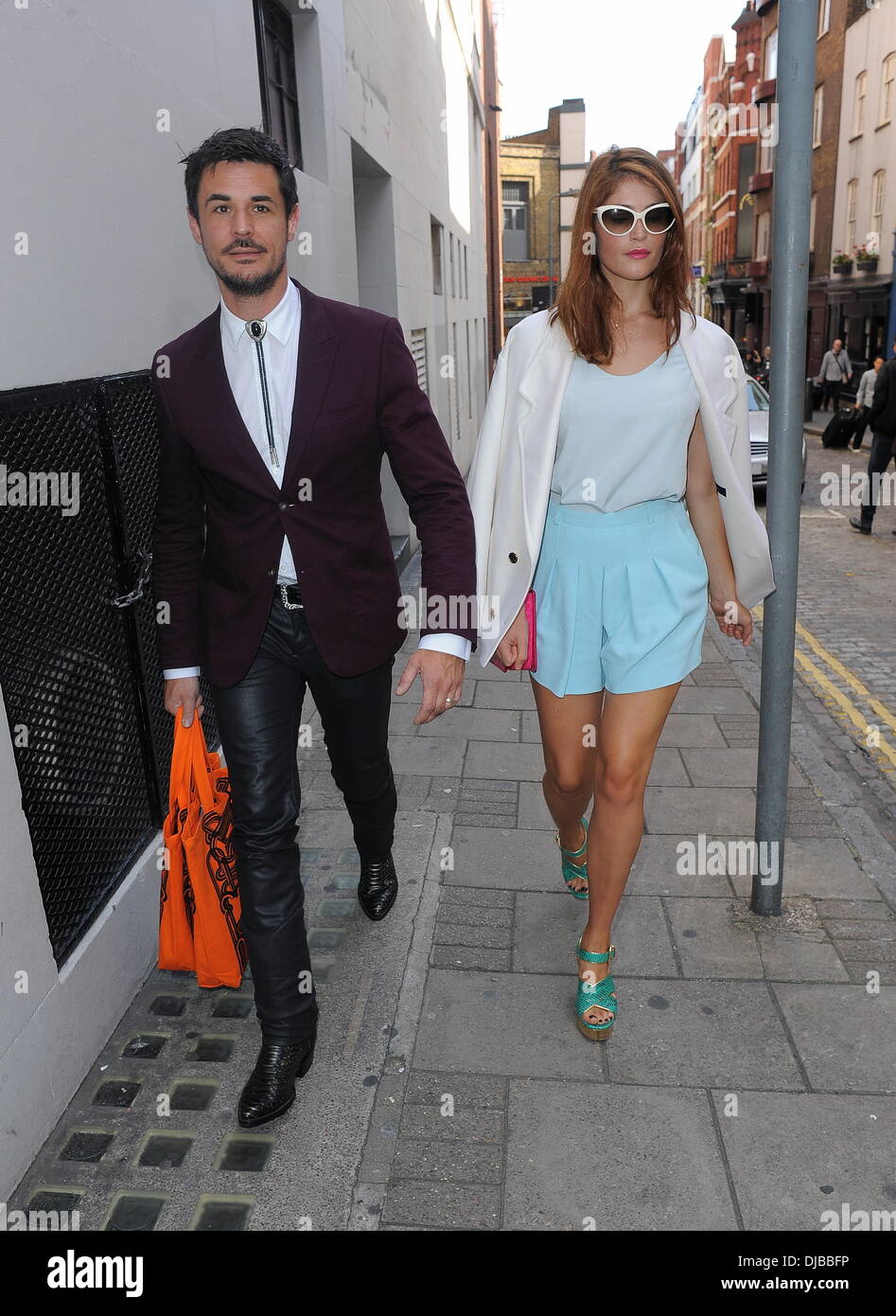 Gemma Arterton et mari Stefano Catelli London Fashion Week Spring/Summer 2013 - Holly Fulton - l'extérieur des arrivées. Londres, Angleterre - 15.09.12 Banque D'Images