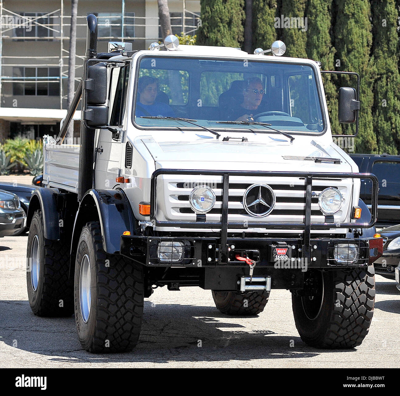 Christopher Schwarzenegger et Arnold Schwarzenegger Arnold Schwarzenegger entraîne un énorme camion Mercedes-Benz à un restaurant à Hollywood pour allez déjeuner avec son fils à Los Angeles, Californie - 15.09.12 Banque D'Images