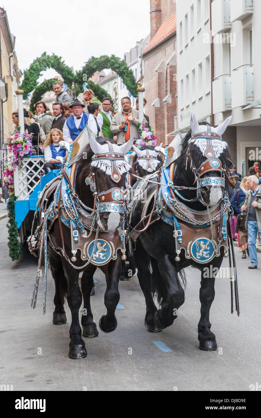 Germany, Bavaria, Munich, l'Oktoberfest, chevaux habillés de couleurs Festival Banque D'Images