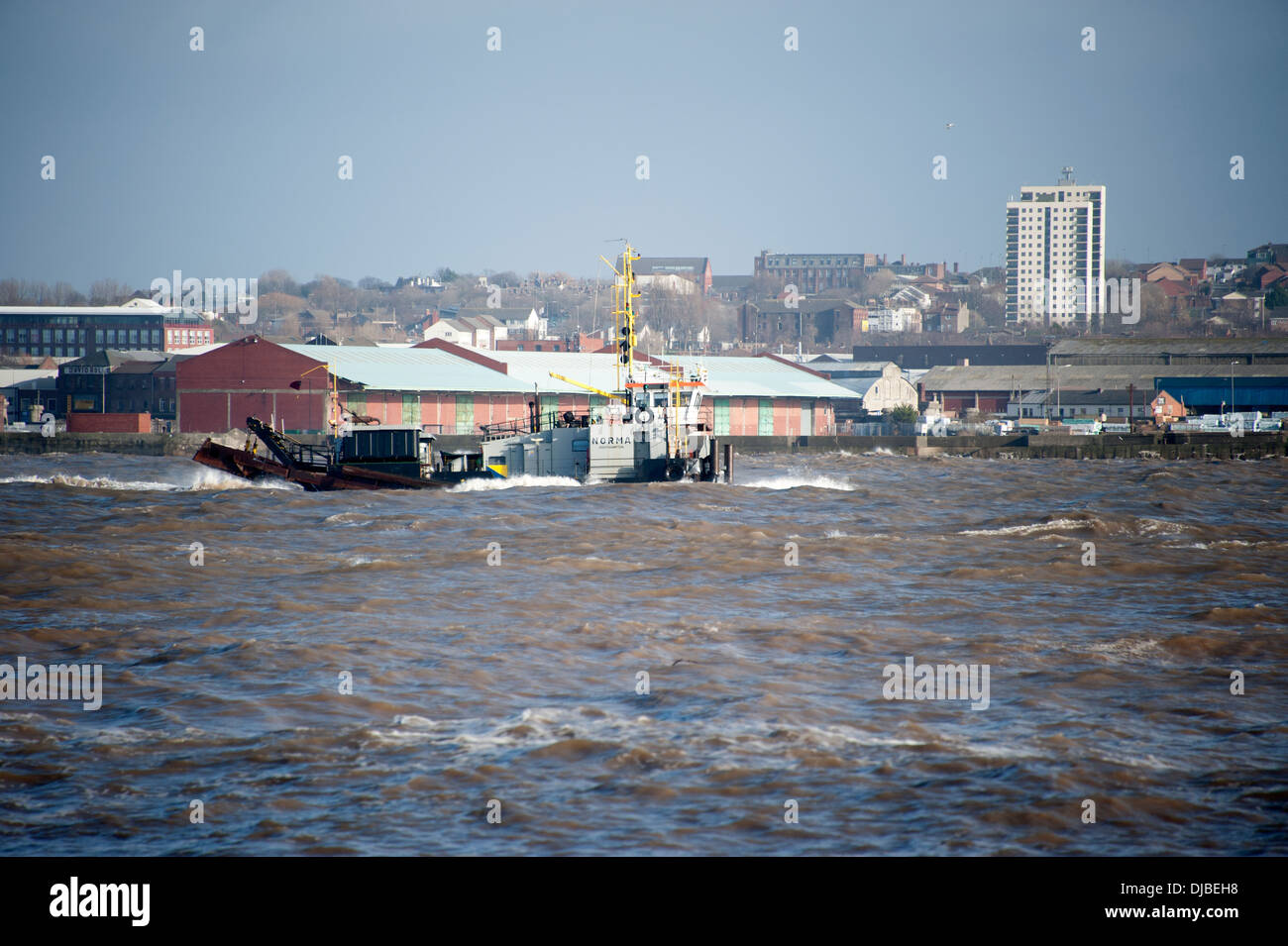 Navire luttant forte mer Rivière Mersey Liverpool Banque D'Images