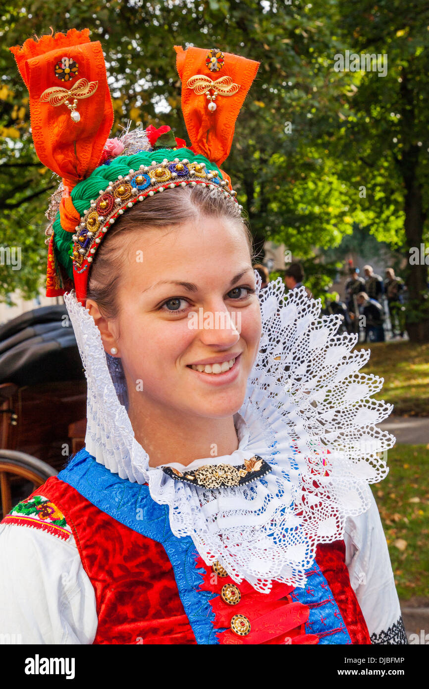 République tchèque, fille habillé en costume folklorique de la région de  l'Wischauer près de Brno Photo Stock - Alamy