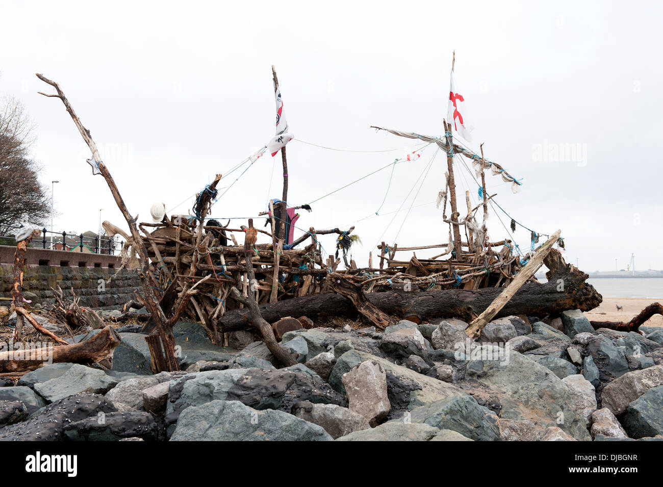 Le bateau pirate construit à partir de bois flotté Bois flotté sur la plage Banque D'Images