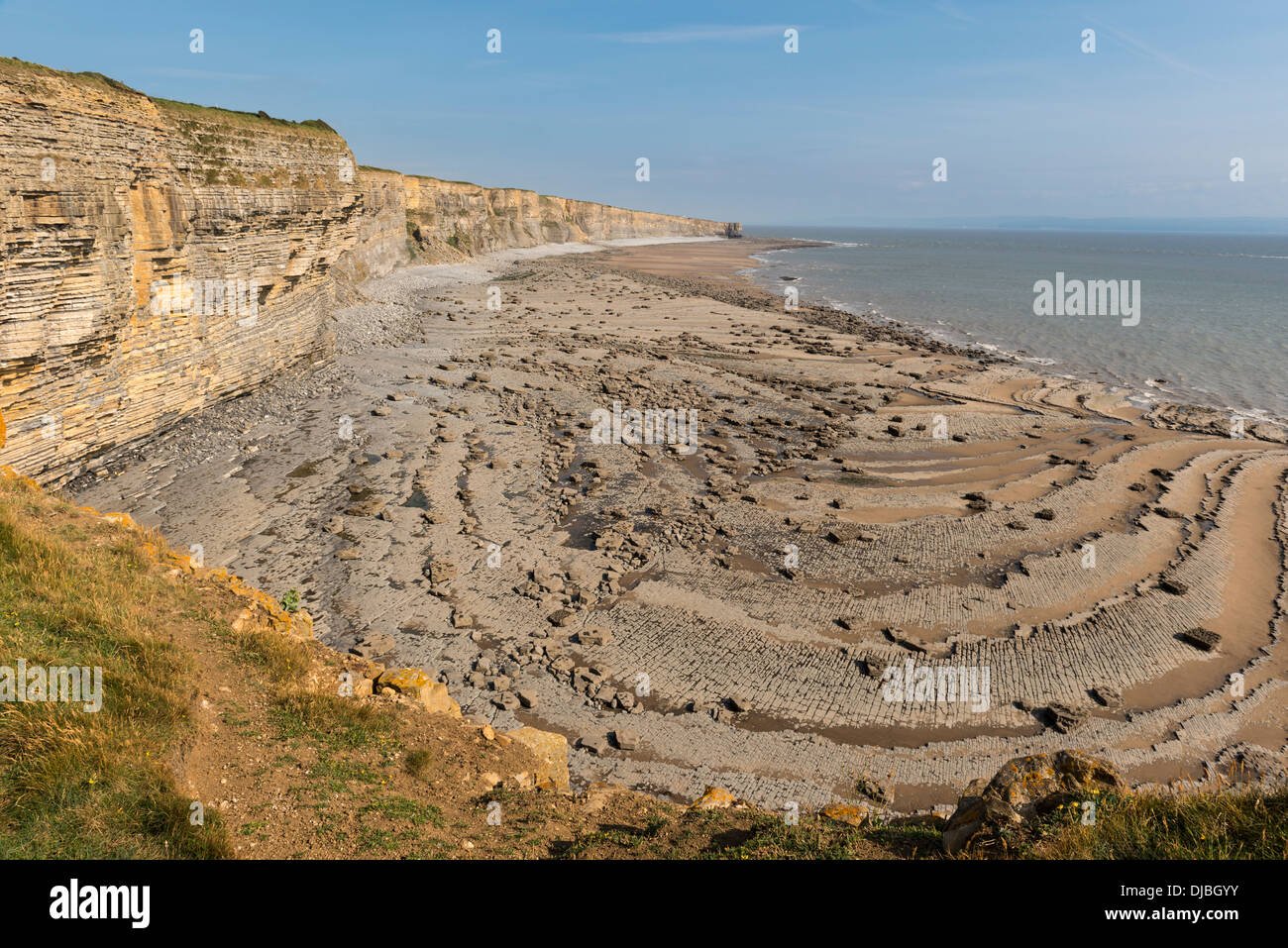Plage et falaises de la côte du Glamorgan près de Monk Nash, Vale of Glamorgan, Pays de Galles Banque D'Images