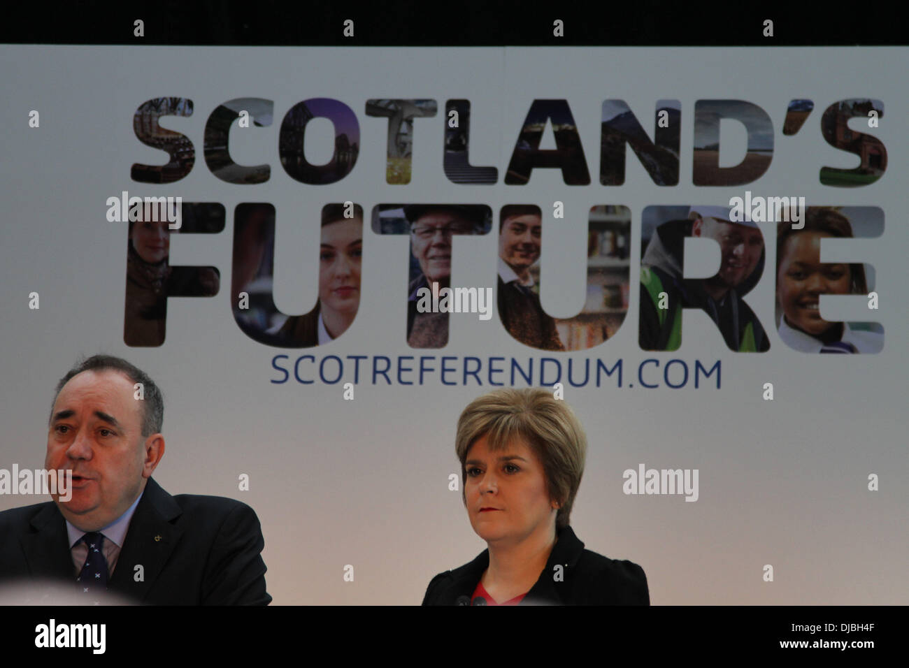 Glasgow, Ecosse. 26 nov., 2013. Scotland's Premier ministre Alex Salmond (L) et vice-premier ministre Nicola Sturgeon assister à une conférence de presse pour le lancement de leur gouvernement régional "livre blanc" d'avance sur le prochain référendum sur l'indépendance historique, au Centre des sciences de Glasgow à Glasgow, Ecosse, le 26 novembre 2013. Le gouvernement écossais a lancé mardi son plan directeur de l'indépendance avec un plan pour créer des emplois, de stimuler l'économie et augmenter la sécurité économique à long terme si oui l'année prochaine campagne remporte le référendum sur l'indépendance. Credit : Guo Chunju/Xinhua/Alamy Live News Banque D'Images