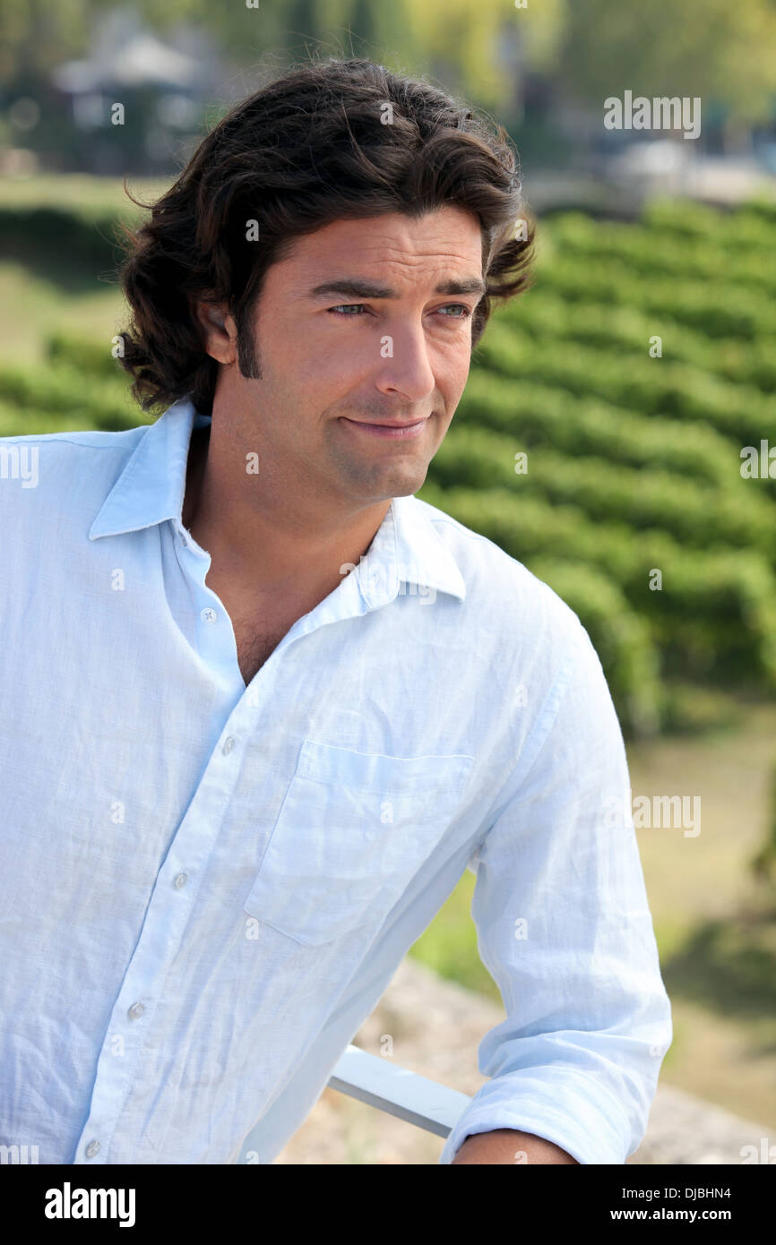 Homme debout dans un vignoble Banque D'Images