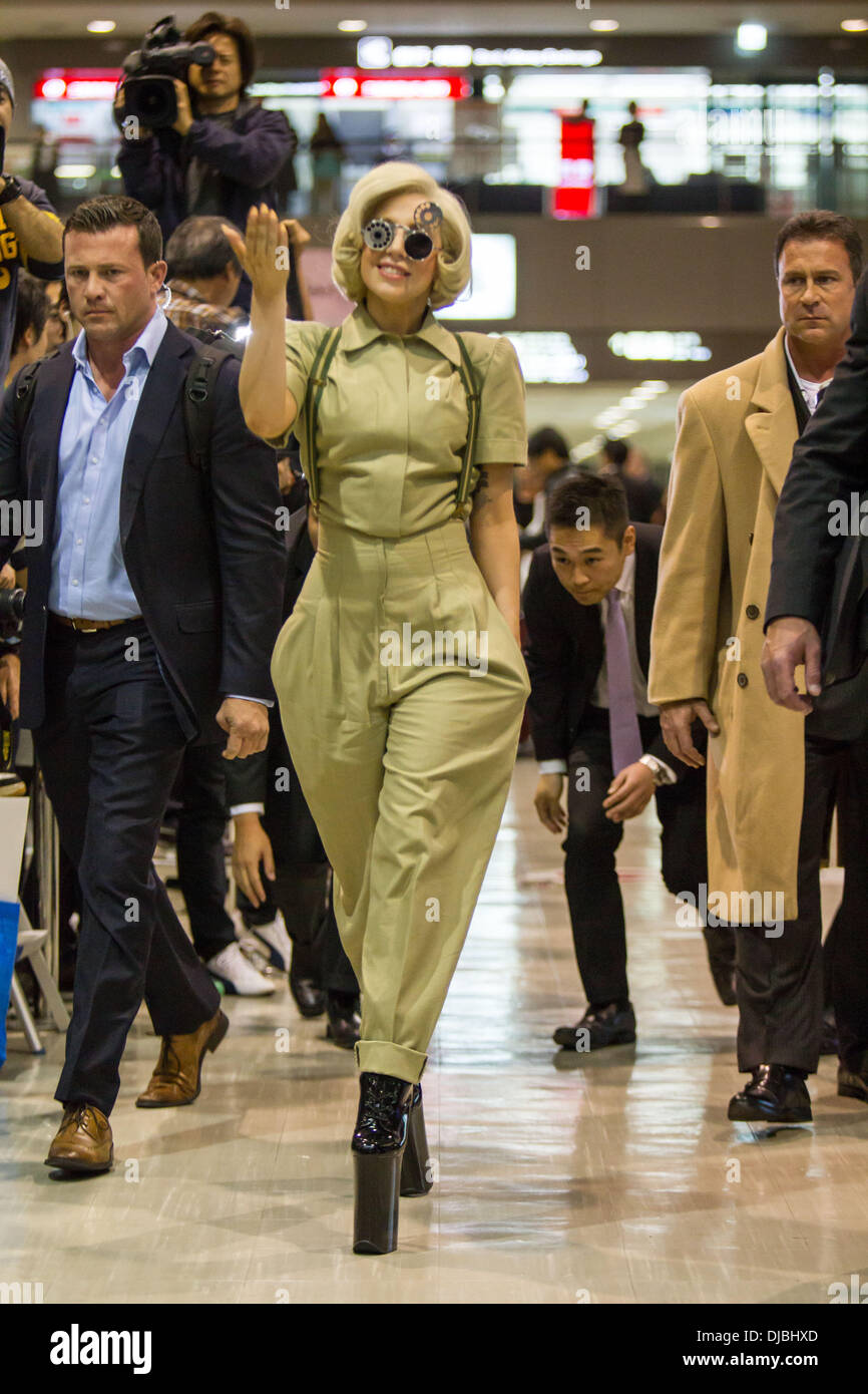 Chiba, Japon. 26 nov., 2013. La chanteuse Lady Gaga arrive à l'Aéroport International de Narita à Tokyo, Japon, juste à l'extérieur de Tokyo. Gaga est au Japon pour la promotion de son nouvel album Artpop. Credit : AFLO/Alamy Live News Banque D'Images