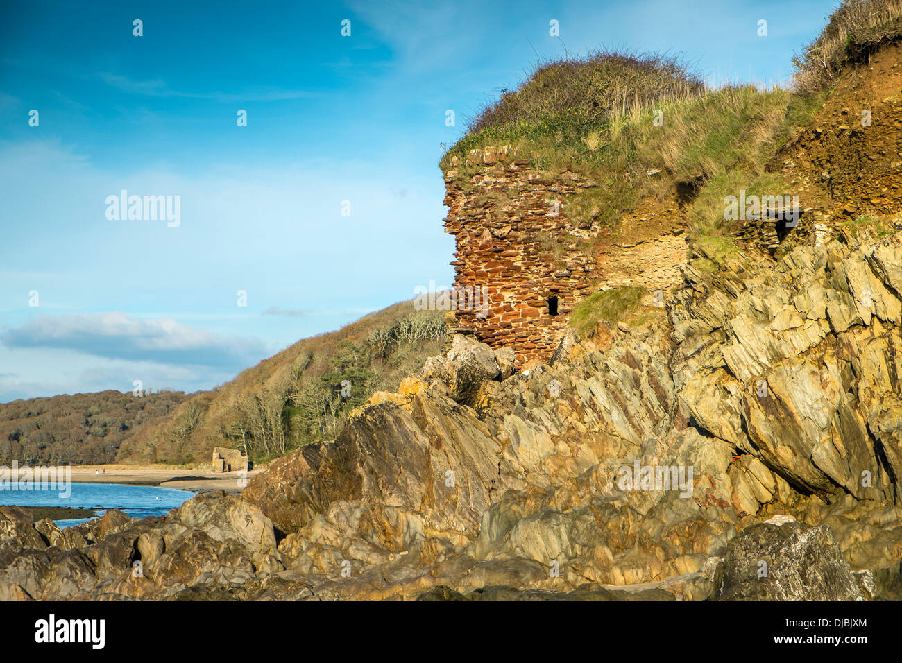 Restes d'un ancien four à chaux avec un autre au loin sur l'estuaire de la rivière Erme à Wonwell, South Hams. Devon Royaume-Uni Banque D'Images