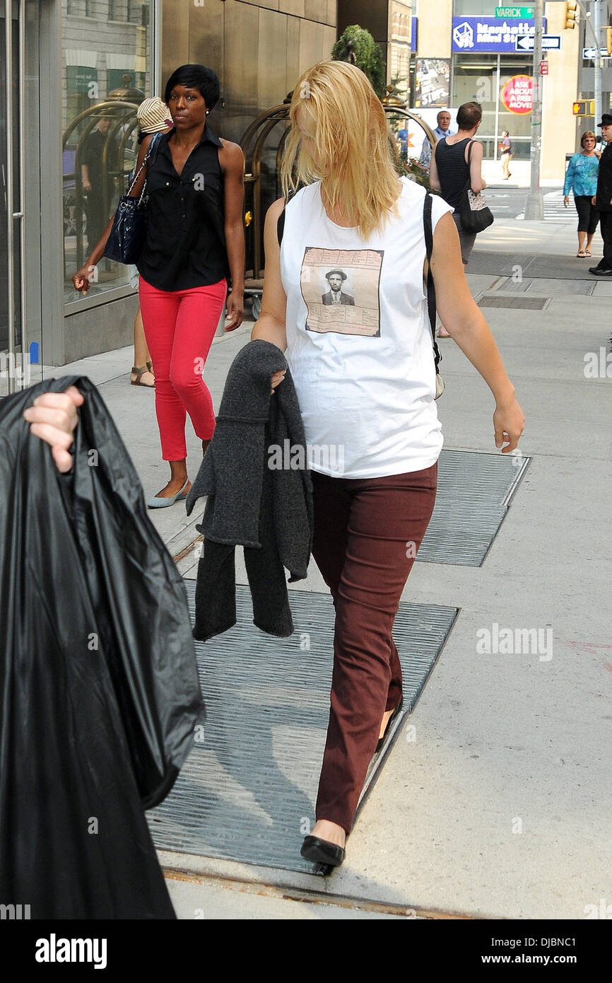 Claire Danes actrice enceinte utilise ses cheveux pour couvrir son visage  alors qu'elle se promène dans Soho New York City, USA - 07.09.12 Photo  Stock - Alamy