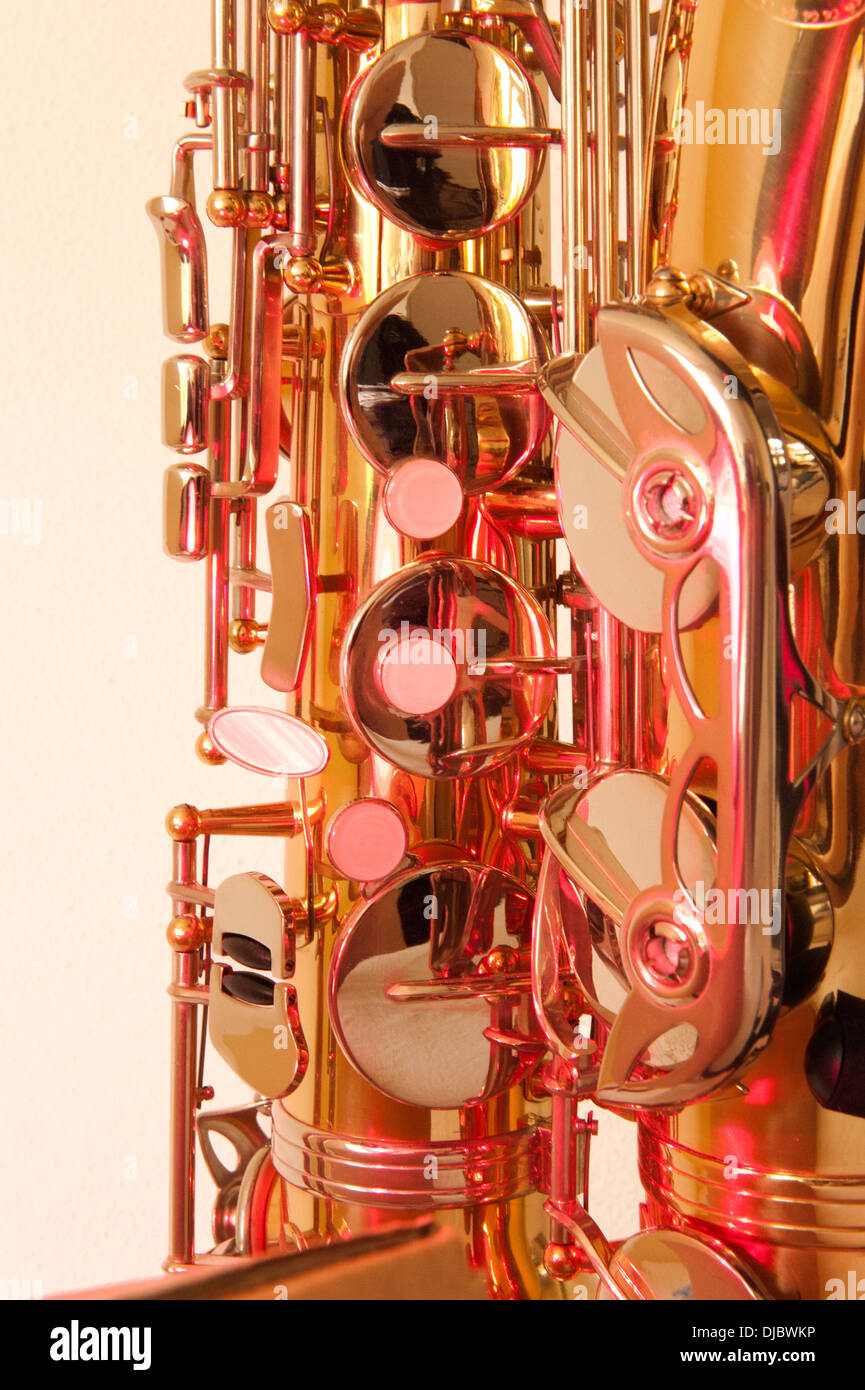 Saxophone ténor en laiton doré avec boutons nacrés et les vannes d'argent in close up Banque D'Images