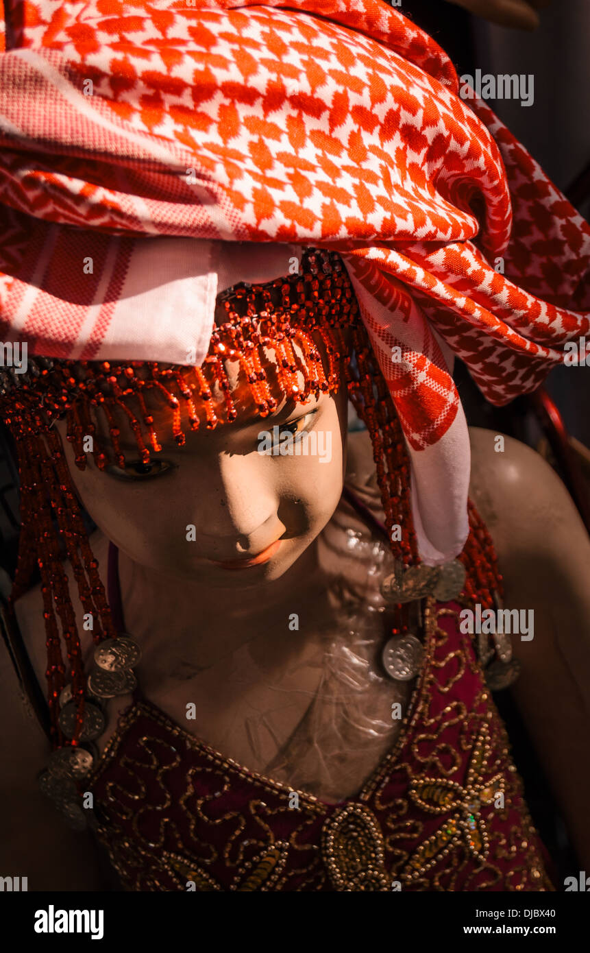 Mannequin portant un shemagh traditionnel avec son blanc et rouge motif à damiers. Dubaï, Émirats arabes unis. Banque D'Images