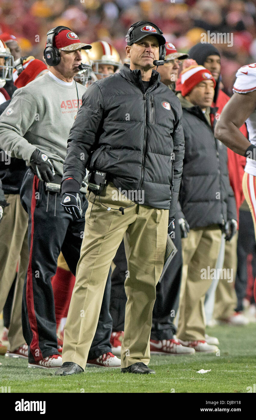 Landover Hills, USA. 25Th Nov, 2013. Les San Francisco 49ers l'entraîneur-chef Jim Harbaugh observe le deuxième trimestre l'action contre les Redskins de Washington à FedEx Field à Landover Hills, USA, 25 novembre 2013. Photo : Ron Sachs / CNP/dpa/Alamy Live News Banque D'Images