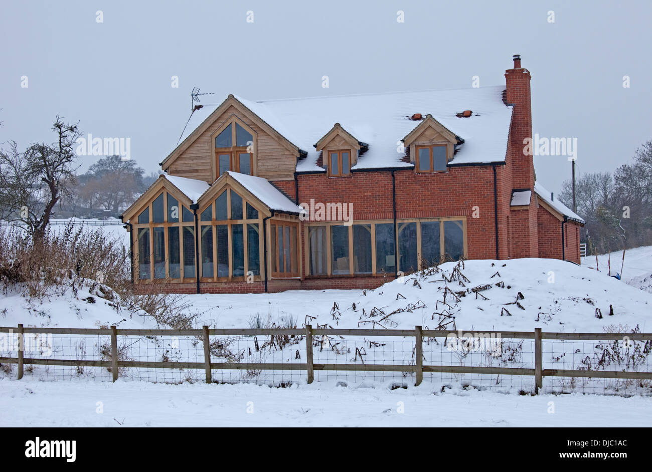 Nouveau châssis bois traditionnelle eco house dans la neige en Jan 2013 Mickleton UK Banque D'Images