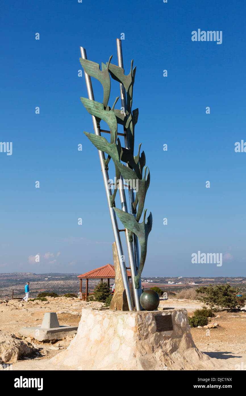 Colombes de paix monument situé sur les falaises du cap Grecko, Chypre Banque D'Images