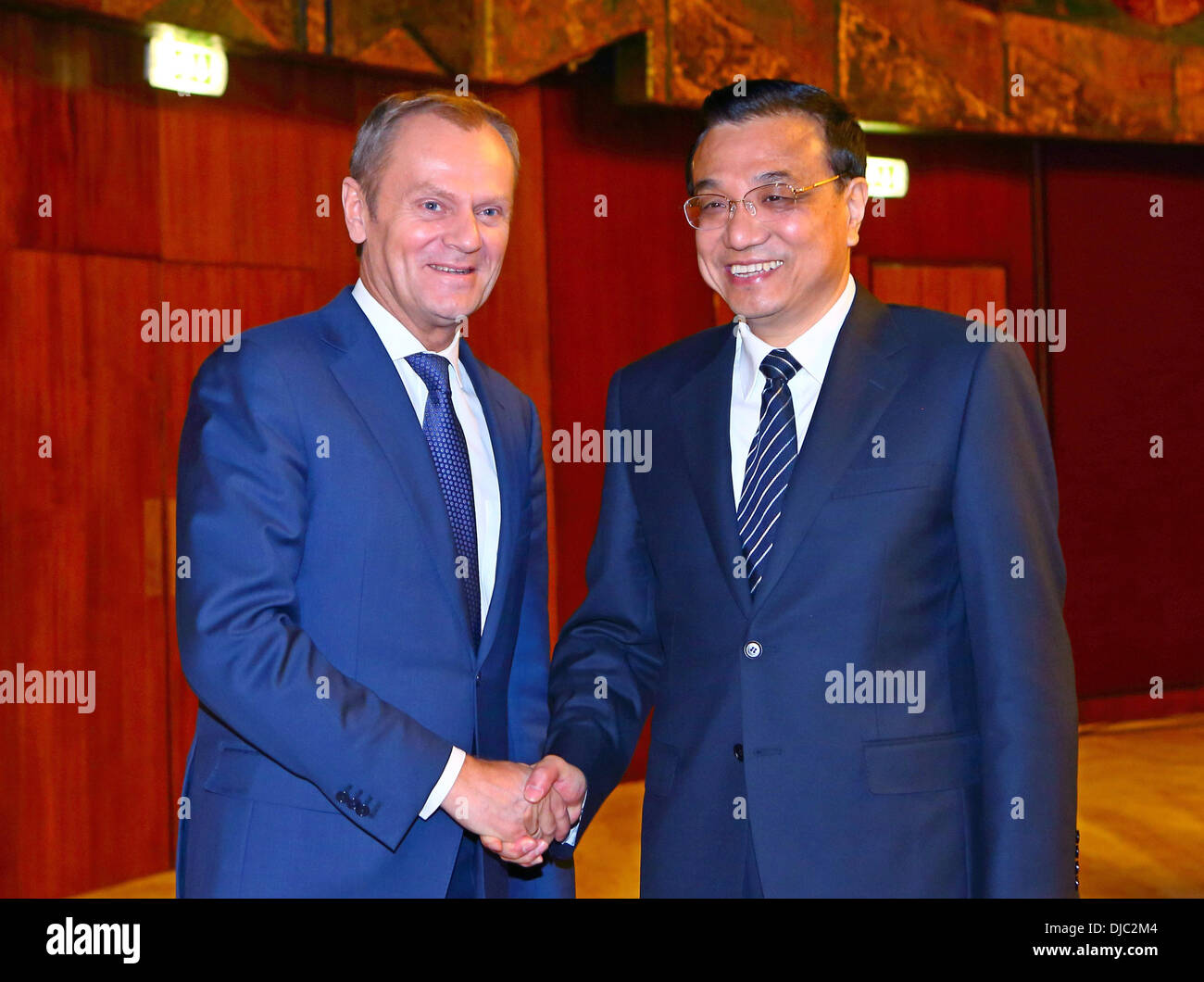 (131126) -- Bucarest, le 26 novembre 2013 (Xinhua) -- Le Premier ministre chinois Li Keqiang (R) rencontre avec le Premier ministre polonais Donald Tusk à Bucarest, Roumanie, le 26 novembre 2013. (Xinhua/Gong Bing) (mp) Banque D'Images