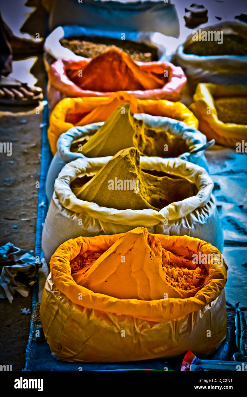 Les épices dans des sacs sur le marché, de l'Arunachal Pradesh, Inde Banque D'Images Les épices dans des sacs sur le marché, de l'Arunachal Pradesh, Inde Banque D'Images