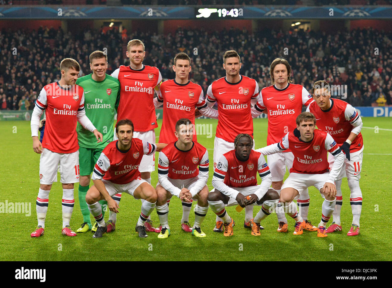 Londres, Royaume-Uni. 26 nov., 2013. La ligne jusqu'à l'arsenal Ligue des Champions match entre Arsenal à partir de l'Angleterre et l'Olympique de Marseille de France a joué à l'Emirates Stadium, le 26 novembre 2013 à Londres, en Angleterre. Credit : Mitchell Gunn/ESPA/Alamy Live News Banque D'Images
