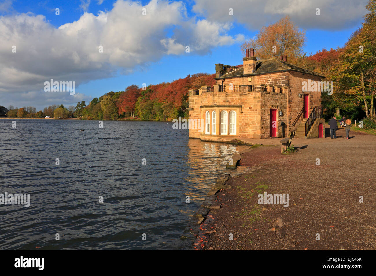 Newmillerdam Country Park, le lac et un hangar à l'automne, Wakefield, West Yorkshire, Angleterre, Royaume-Uni. Banque D'Images