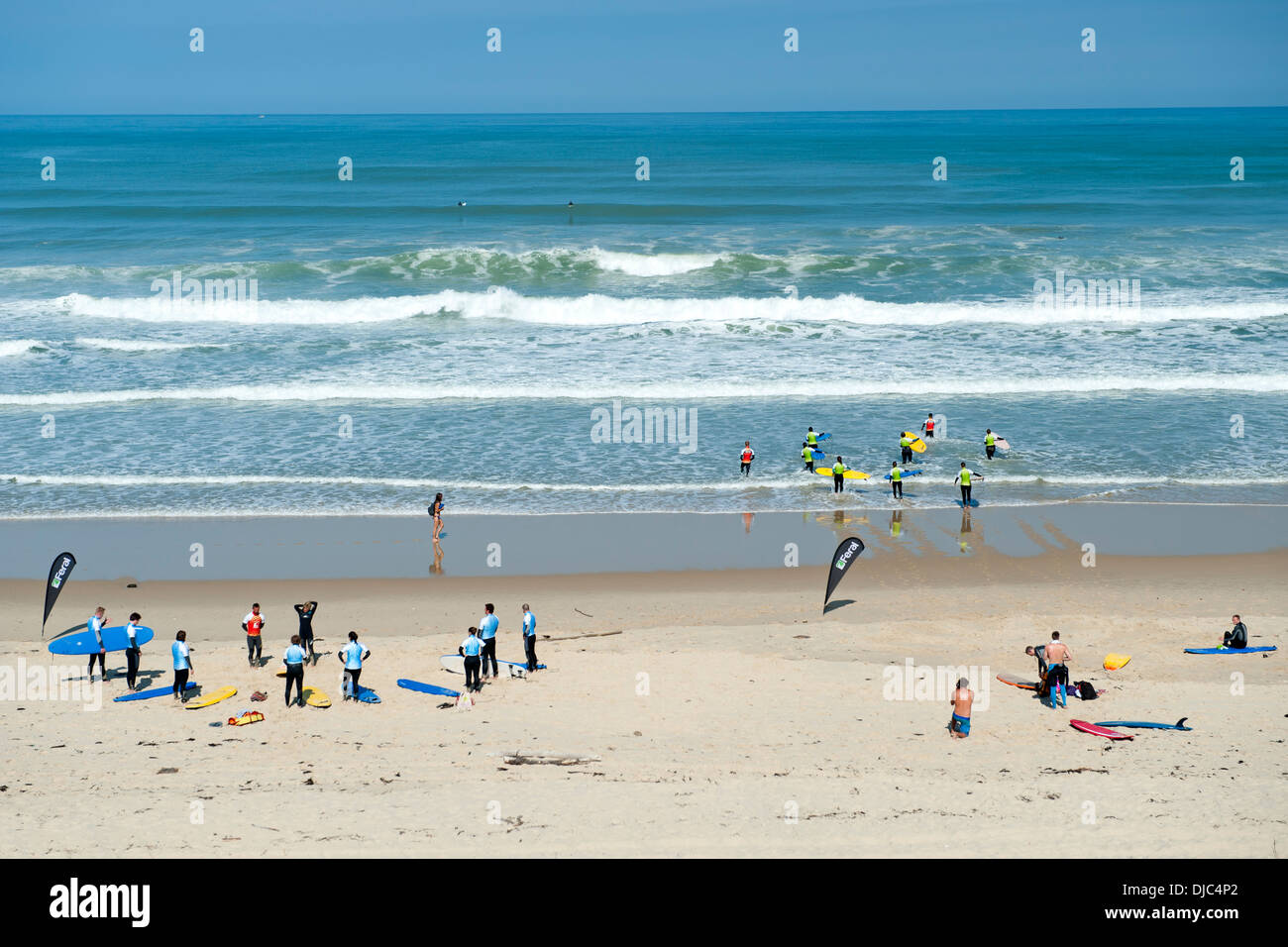 Les surfeurs prendre des leçons sur le Pin Sec plage dans le département de la région Aquitaine dans le sud-ouest de la France. Banque D'Images