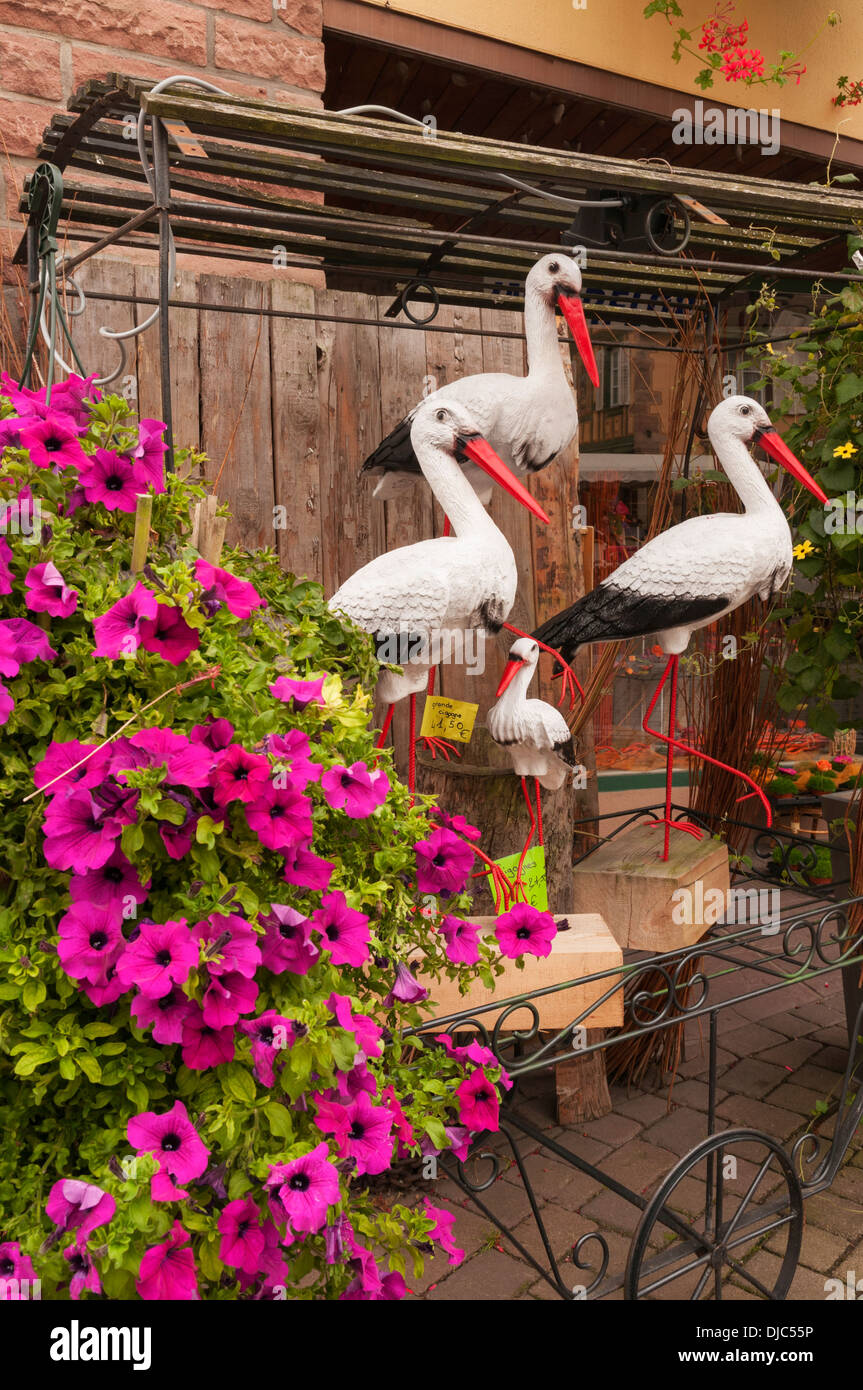 Elk213-2064v France, Alsace, Ribeauvillé, sculptures stork Banque D'Images