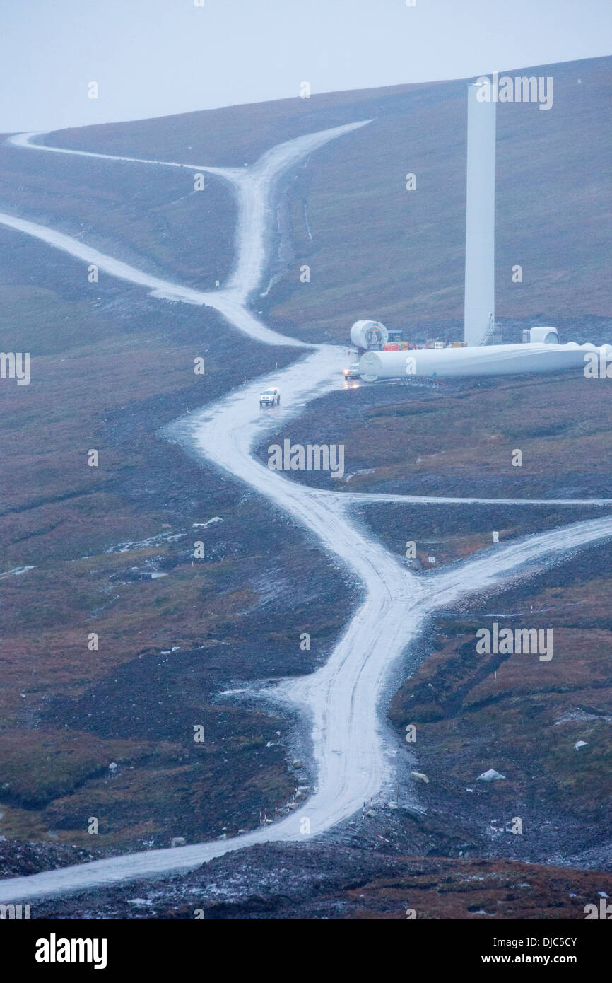Loch Luichart une ferme éolienne de 69 MW en cours de construction sur la lande sauvage près de Garve dans le Nord West Highlands Banque D'Images