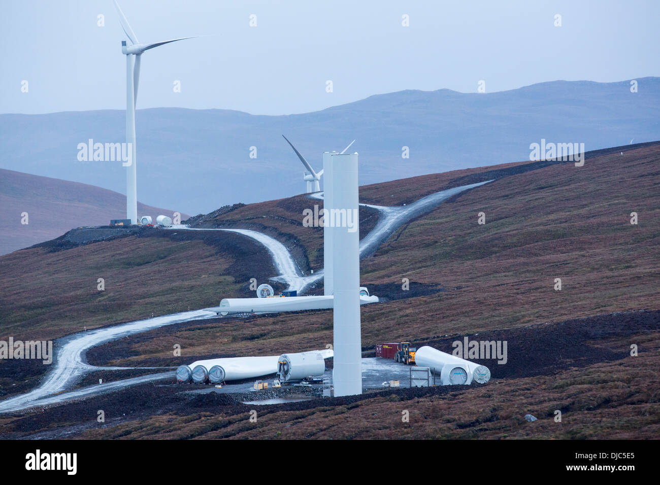 Loch Luichart une ferme éolienne de 69 MW en cours de construction sur la lande sauvage près de Garve dans le Nord West Highlands Banque D'Images