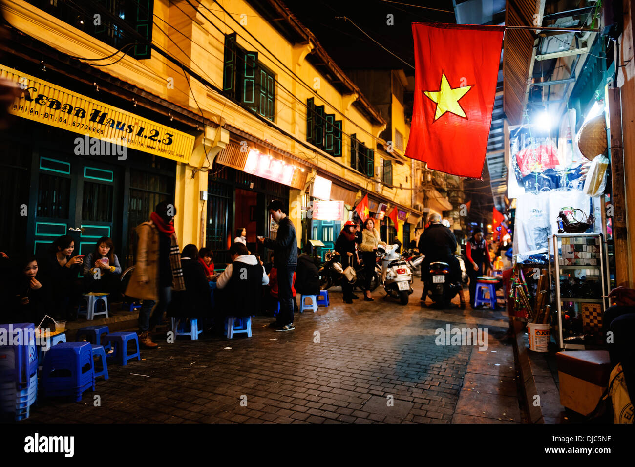 La vie nocturne dans les rues de Hanoi, Vietnam. Banque D'Images