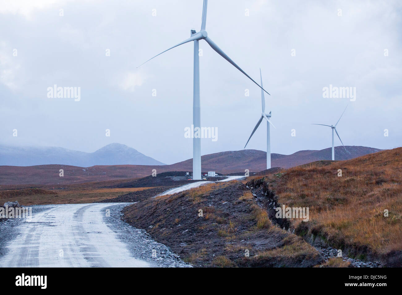 Loch Luichart une ferme éolienne de 69 MW en cours de construction sur la lande sauvage près de Garve dans le Nord West Highlands Banque D'Images