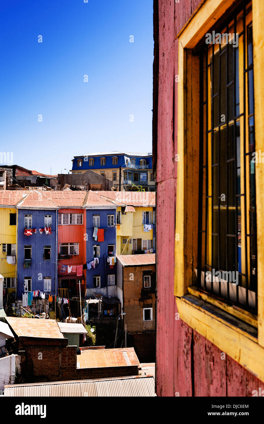 L'emblématique architecture colorée de Valparaiso, Chili. Banque D'Images