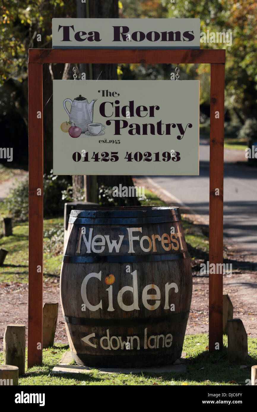 De nouvelles enseignes en forêt pour les salons de thé, et une boutique de cidre à Burley, Hampshire, Royaume-Uni Banque D'Images