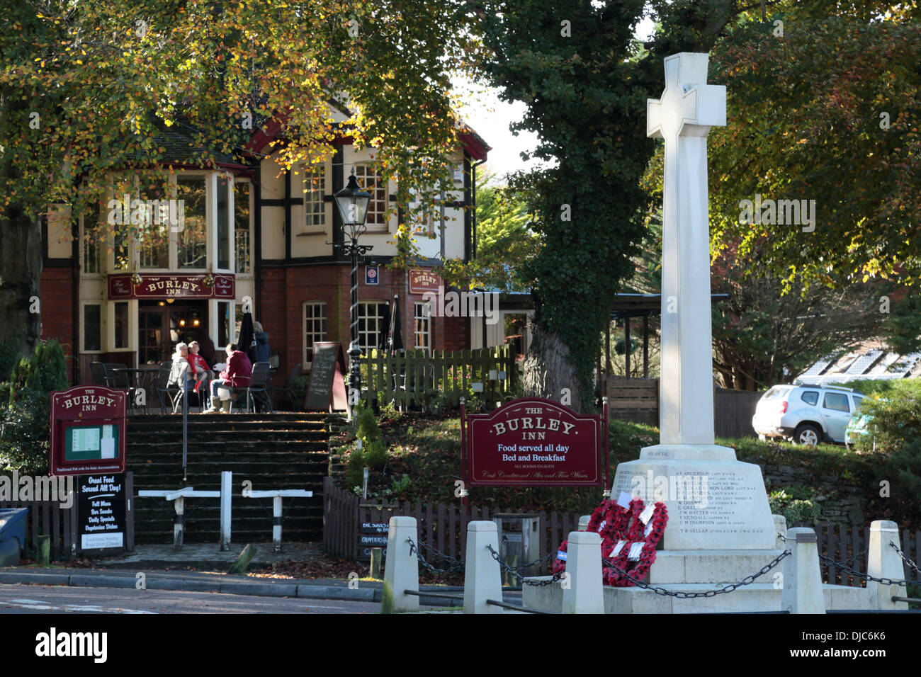 Monument commémoratif de guerre avec des couronnes de coquelicots - le nouveau village de Burley, Hampshire. Prise le Dimanche du souvenir 2013. Banque D'Images