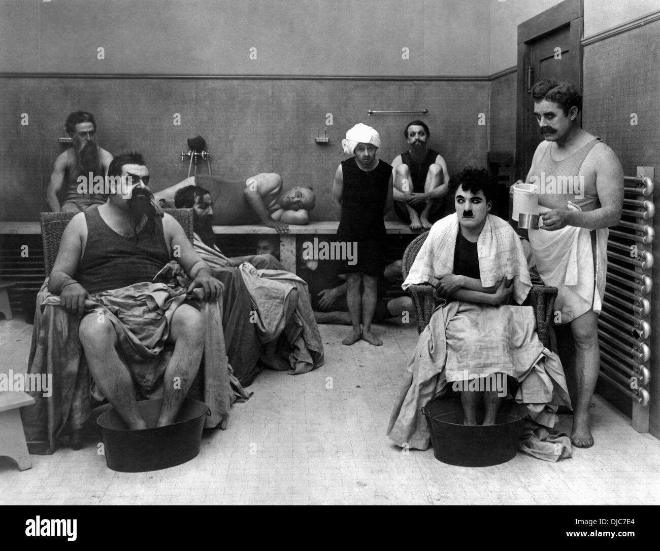 Charlie Chaplin & Eric Campbell sur-ensemble du film, la Cure, 1917 Banque D'Images