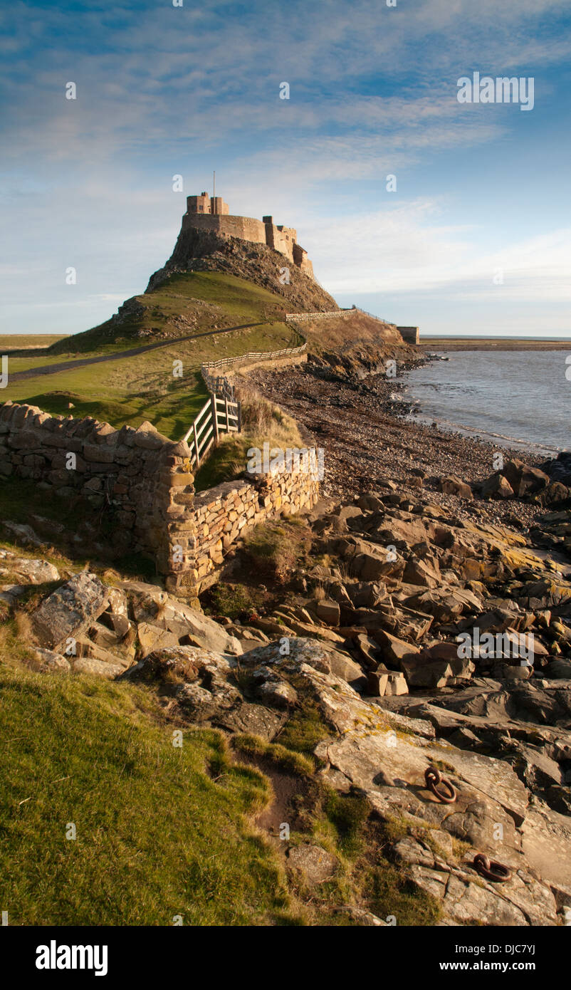 Holy Island et le château qui a défendu le château de Lindisfarne Harbour Banque D'Images