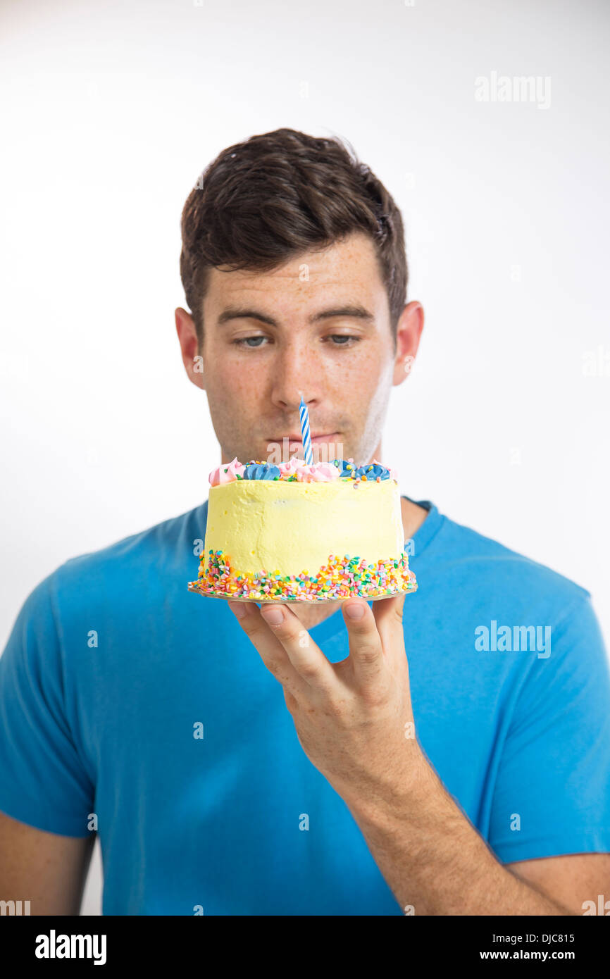 Jeune Homme Tenant Un Gateau D Anniversaire Photo Stock Alamy