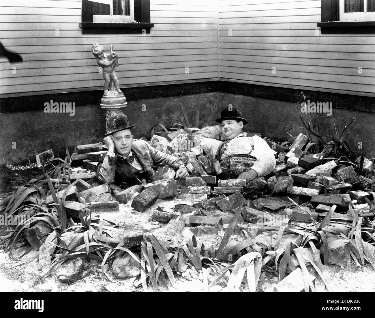 Stan Laurel et Oliver Hardy sur-ensemble du film, Hog Wild, 1930 Banque D'Images