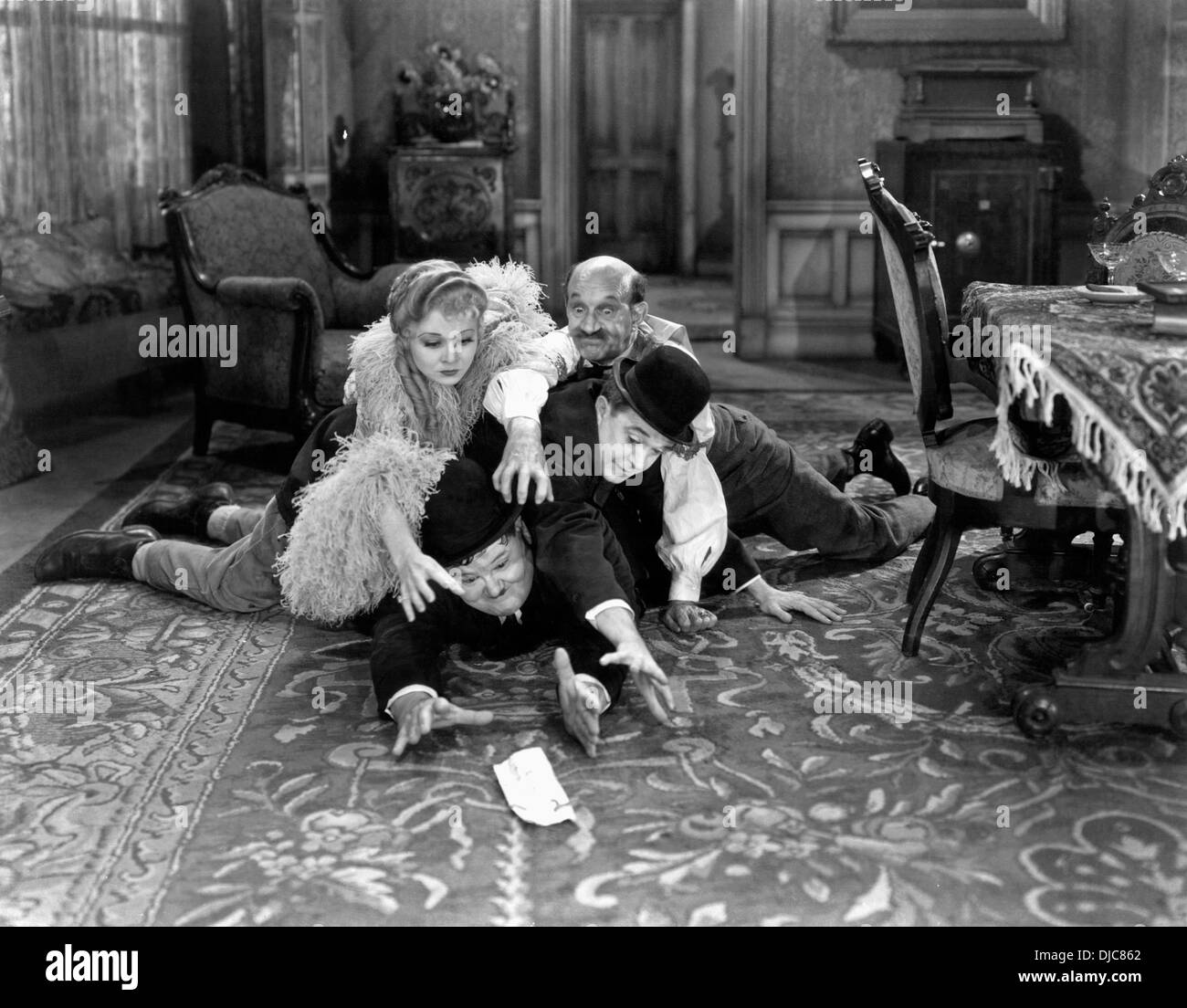 Sharon Lynn, Oliver Hardy, Stan Laurel et James Finlayson sur-ensemble de la manière de l'Ouest, Film, 1937 Banque D'Images