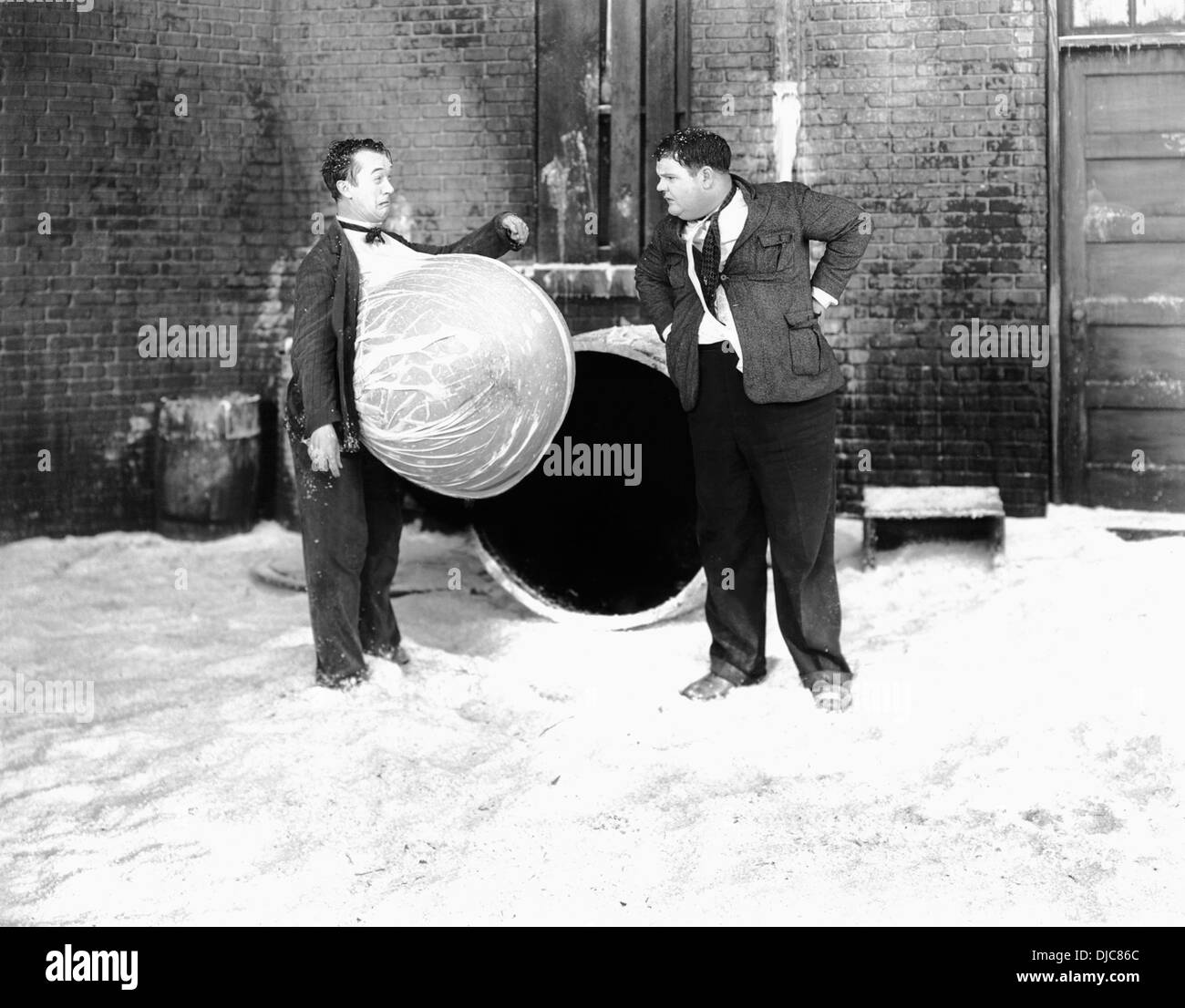 Oliver Hardy et Stan Laurel sur-ensemble du film, en dessous de zéro, 1930 Banque D'Images
