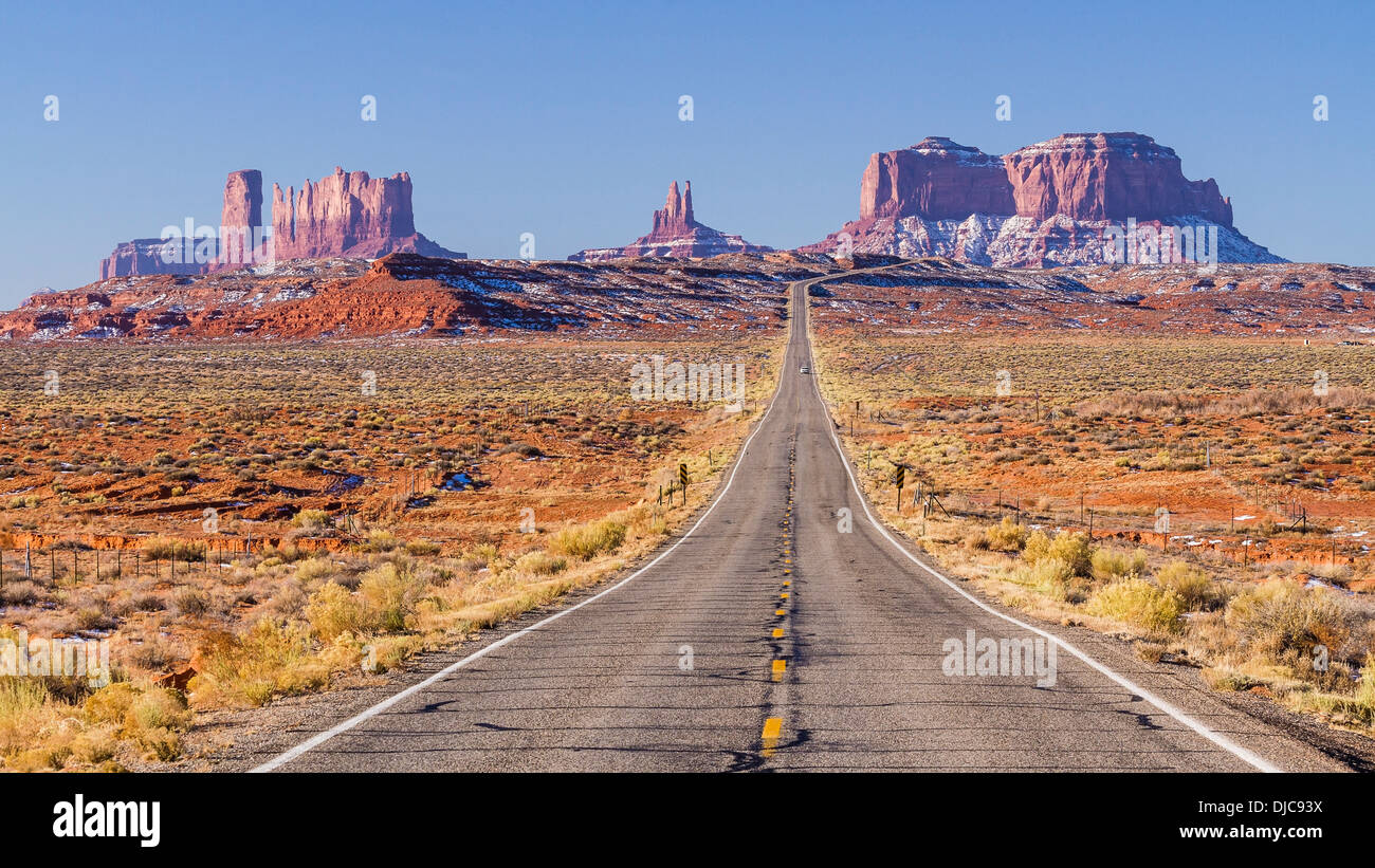 L'Utah State Highway 163 à l'entrée de Monument Valley Tribal Park, sur la frontière Utah-Arizona. Banque D'Images